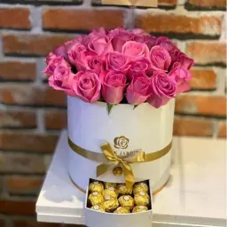 صندوق مع 30 وردة وشوكولاتة فيريرو روشيه